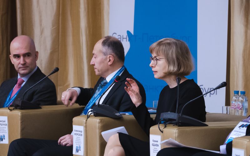 Антон Вотинов и Юлия Польщикова представили результаты расчета влияния налогово-бюджетной политики на нейтральную ставку на семинаре Банка России